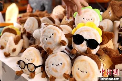 西安文創產品“絨饃饃”走紅網絡，傳統美食變身潮玩新寵